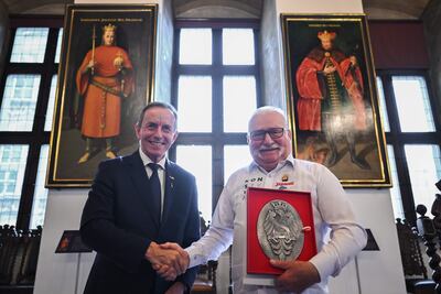 El ex Presidente polaco Lech Walesa (R) y el presidente del Senado, Tomasz Grodzki, se estrechan las manos durante la ceremonia de entrega de la Resolución del Senado polaco en el 40º aniversario de la concesión del Premio Nobel de la Paz a Lech Walesa, en la Sala de Veto del Ayuntamiento de Gdansk, Polonia, 29 de septiembre de 2023.