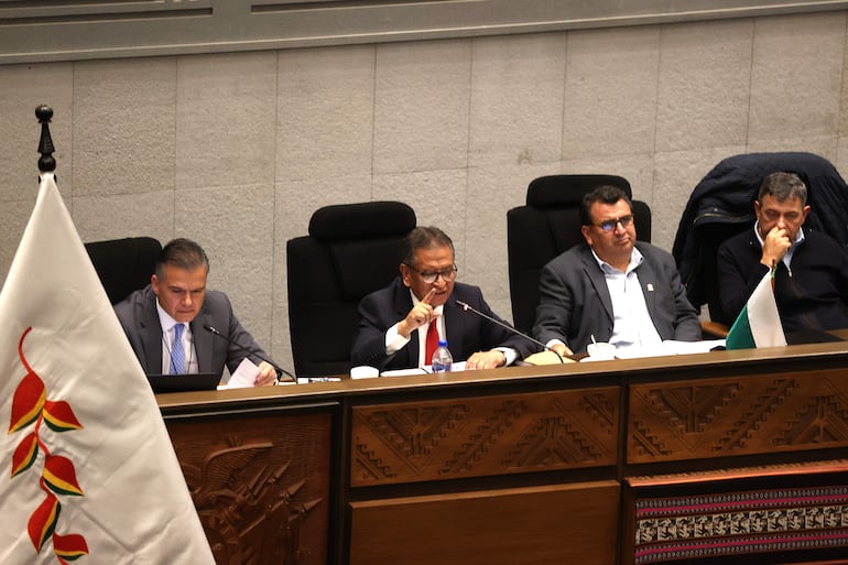 El ministro de Gobierno (Interior) de Bolivia, Marco Antonio Oviedo (c-i), participa en una sesión este miércoles, en La Paz (Bolivia). El Parlamento de Bolivia instaló la sesión que debe discutir una eventual ampliación por 90 días del estado de excepción decretado por el Gobierno de Rodrigo Paz
