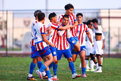 Mauricio de Carvalho, recibe las felicitaciones de sus compañeros, tras marcar el segundo tanto de la Albirroja, en el duelo ante Indonesia.