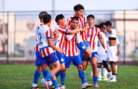 Mauricio de Carvalho, recibe las felicitaciones de sus compañeros, tras marcar el segundo tanto de la Albirroja, en el duelo ante Indonesia.