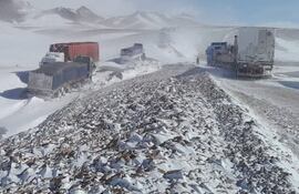 Once camioneros paraguayos fueron rescatados por el Gobierno chileno tras estar atrapados durante varias horas, incluso días, en medio de la nevada registrada en el desierto de Atacama.