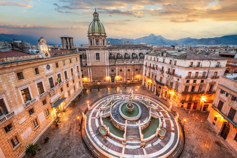Palermo, Sicilia, Italia con la Fuente del Pretorio al anochecer.