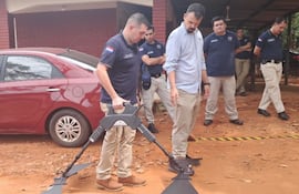 Un agente de Criminalística practica con uno de los radares de penetración de suelo comprados para la búsqueda de los restos de los secuestrados.