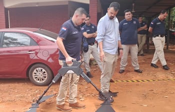 Un agente de Criminalística practica con uno de los radares de penetración de suelo comprados para la búsqueda de los restos de los secuestrados.