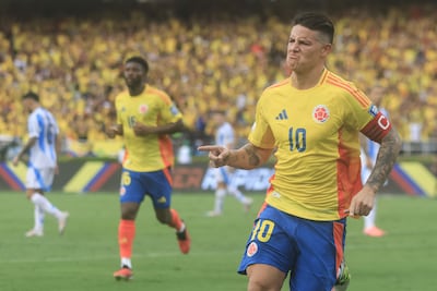 James Rodríguez de Colombia celebra un gol este martes, en un partido de las eliminatorias sudamericanas para el Mundial de 2026 entre Colombia y Argentina en el estadio Metropolitano en Barranquilla (Colombia).