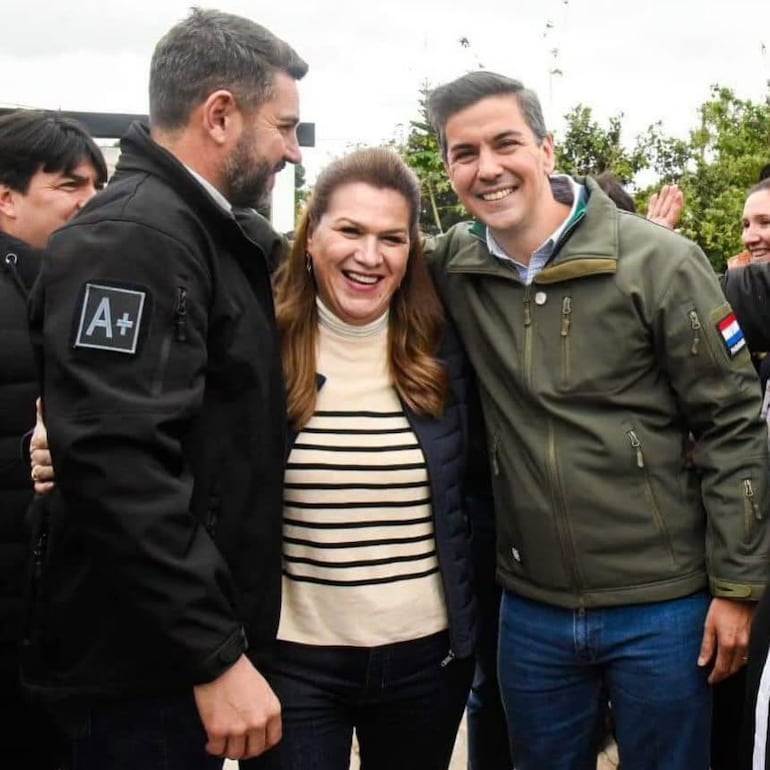 La exministra de Salud en medio del presidente Santiago Peña (der.) y el vicepresidente Pedro Alliana