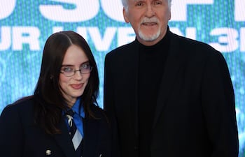 Billie Eilish y el director James Cameron asistieron al estreno en el Reino Unido de la película "Hit Me Hard and Soft: The Tour (Live in 3D)" en Leicester Square. (EFE/EPA/ANDY RAIN)