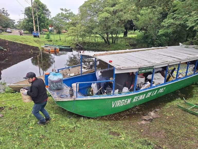 Por medio de embarcaciones realizan tareas de evacuaciones en Panchito López.