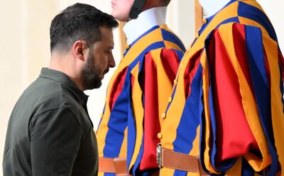 El presidente ucraniano Volodymyr Zelensky pasa por delante de los guardias suizos cuando llega a una audiencia privada con el Papa Francisco (no en la foto) en el patio de San Dámaso en Ciudad del Vaticano. El presidente de Ucrania, Volodímir Zelenski, aseguró este viernes que la liberación de ucranianos “bajo cautiverio” por Rusia fue el asunto principal de su reunión con el papa Francisco, y remarcó que cuenta con el apoyo de la Santa Sede en esta cuestión.