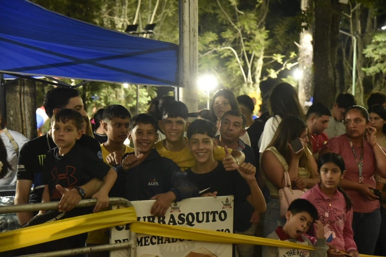 Las familias y los fanáticos del deporte motor disfrutaron del paso de todos los autos frente a la Catedral de Carapeguá.