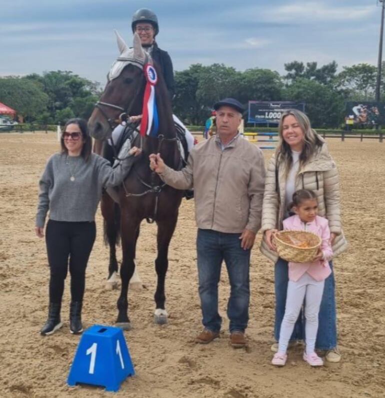 Sofía Pérez del Club Hípico Paraguayo, con Cantero, ganó en Menores 0.80, y fue acompañada por familiares y autoridades de la FEDEPA.
