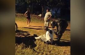 Momento en el que el agente de Grupo Lince detiene al segundo malviviente.