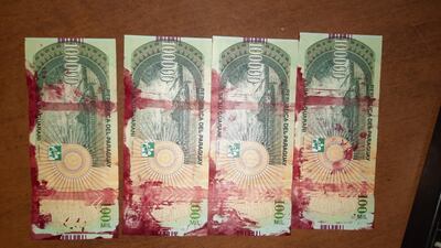 Billetes entintados que fueron expedidos por un cajero automático, según denuncia.