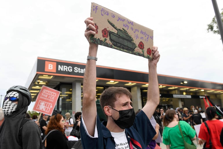Protestas frente al Lincoln Financial Field contra el concierto de Ed Sheeran (Matthew Hatcher / AFP)