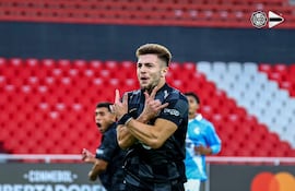 Faustino Barone celebra su gol ante Sporting Cristal, de penal.