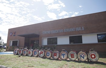 Fachada principal del nuevo Centro Educativo Adriano Irala (CEAI) de la Fundación Club Cerro Porteño.