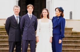 El príncipe Vincent y la princesa Josephine de Dinamarca posan con sus padres, el rey Federico y la reina Mary, tras su confirmación en la iglesia del palacio de Fredensborg. (EFE/EPA/IDA MARIE ODGAARD)