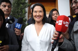 La candidata derechista Keiko Fujimori habla con periodistas, en Lima (Perú).