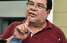 Gabriel Espínola conversando tras salir de la reunión del MEC.