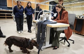 Kate Middleton se sentó a coser una etiqueta "Hecho en Gales". (Aaron Chown / POOL / AFP)