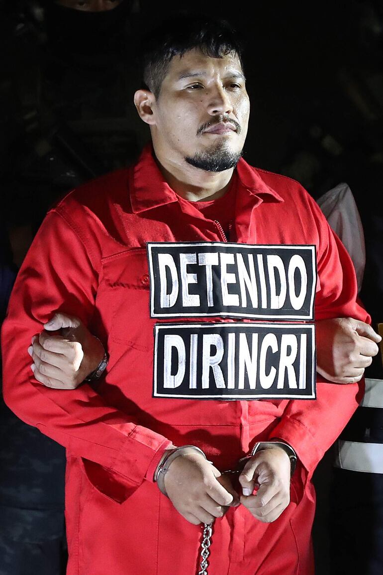 El peruano Erick Moreno Hernández, conocido como 'El Monstruo', es custodiado por integrantes de Policía Nacional del Perú (PNP) a su llegada a la Dirección de Aviación Policial (Diravpol) este miércoles, en Lima (Perú). Moreno Hernández considerado "el hombre más buscado" de su país, llegó a Lima a bordo de un avión de la PNP tras haber sido extraditado desde Paraguay, bajo la acusación de ser el cabecilla de una violenta organización criminal. 