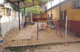 El pequeño parque de los alumnos del preescolar de la escuela Acosta Ñu de San Antonio precisa de cercado más seguro, solo cuenta con un precario tejido.
