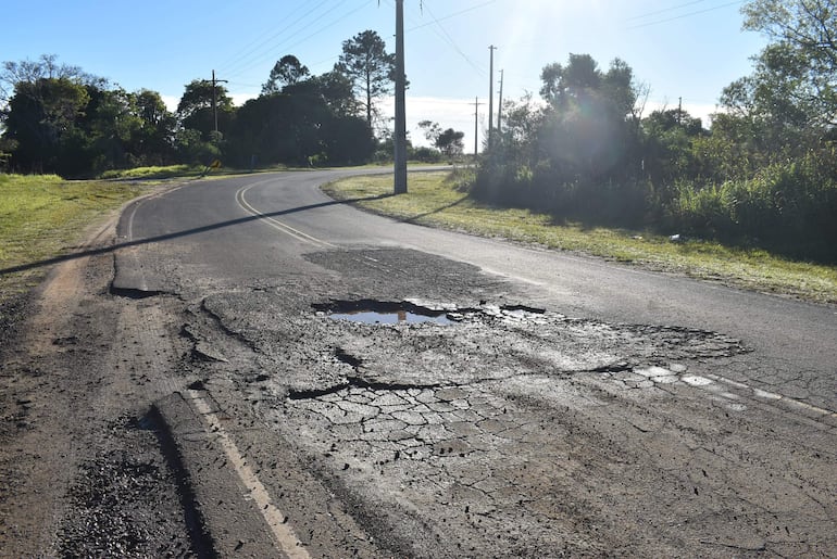 Carretera PY22 con bache significativo en zona de Ayolas