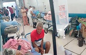 Pacientes hacinados en el pasillo del área de Urgencia del Hospital Central.