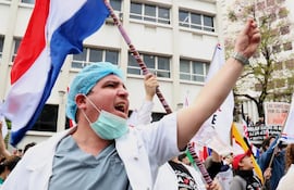 Médicos del sector público la semana pasada durante una manifestación en Asunción, en el marco de la huelga nacional.