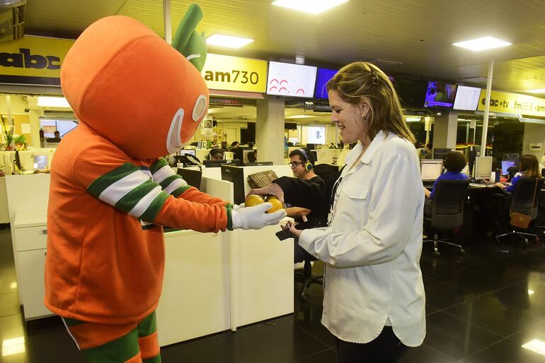 El Abastito recorrió las instalaciones de ABC Color llevando naranjas, que contienen mucha Vitamina C. Es una de las frutas más recomendadas para consumir en esta época.