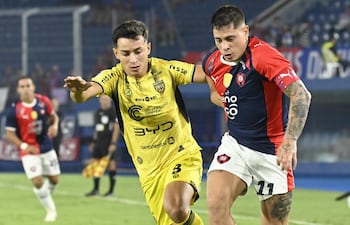 El delantero de Cerro Porteño, Juan Manuel Iturbe intenta avanzar ante la marca del mediocampista de Recoleta FC, Fernando Galeano.