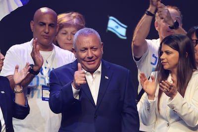 Gadi Eisenkot (C), el exjefe del ejército que emerge como potencial rival electoral de Benjamin Netanyahu en Israel.