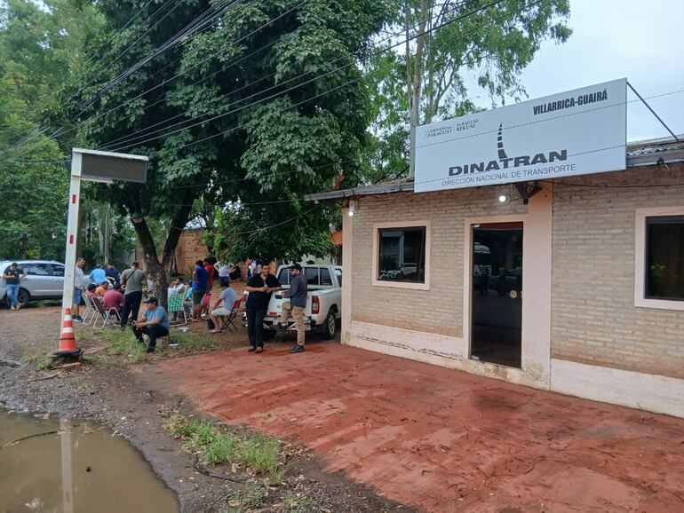 Camioneros logran acuerdo provisorio con Dinatran, pero paro continúa en el cruce Villarrica–Paraguarí