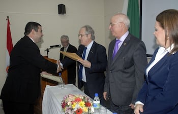 javier-pineda-recibe-el-titulo-y-el-certificado-de-mba-de-las-manos-de-ricardo-pahlen-director-academico-de-la-escuela-de-posgrado-de-la-fce-uba-obs-15155000000-1092361.jpg
