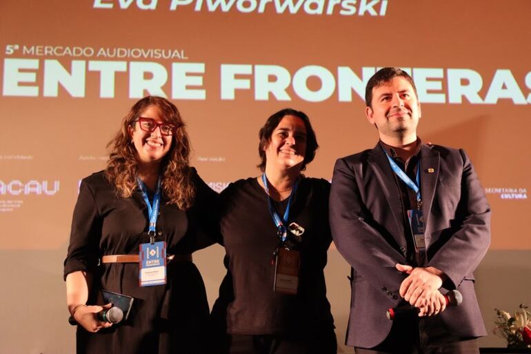 La productora Gabriela Sabaté (centro) recibió el reconocimiento otorgado a "El perro y la campana", el nuevo proyecto de la realizadora paraguaya Ana Arza.