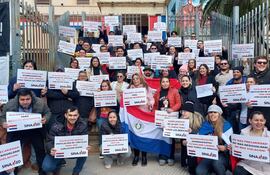 Médicos se manifestaron en reiteradas oportunidades frente al Ministerio de Salud, exigiendo el cumplimiento de la ley que establece 12 horas de carga horaria.