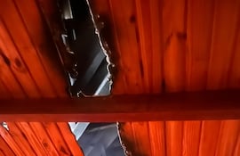 Así quedó el techo de una vivienda luego de que un delincuente le hurtara los cables, por segunda vez.