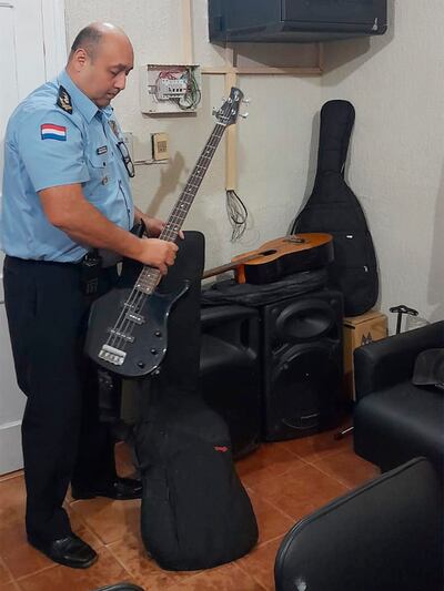 El comisario principal Pedro Espínola, con los instrumentos recuperados en Mariano
Roque Alonso.