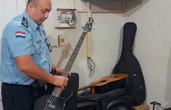 El comisario principal Pedro Espínola, con los instrumentos recuperados en Mariano
Roque Alonso.