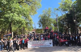 Grupo de docentes en la plaza Mariscal López de San Pedro reclaman a las autoridades el cumplimiento de las reinvindicaciones