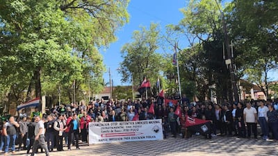 Grupo de docentes en la plaza Mariscal López de San Pedro reclaman a las autoridades el cumplimiento de las reinvindicaciones