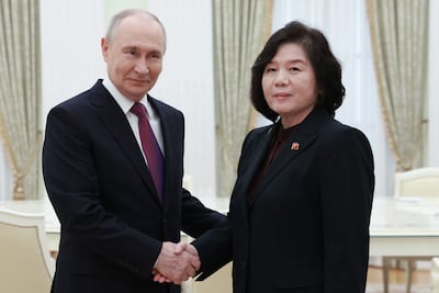 El presidente ruso Vladimir Putin y la ministra norcoreana de Exteriores, Choe Son-hui, durante una reunión en Moscú.