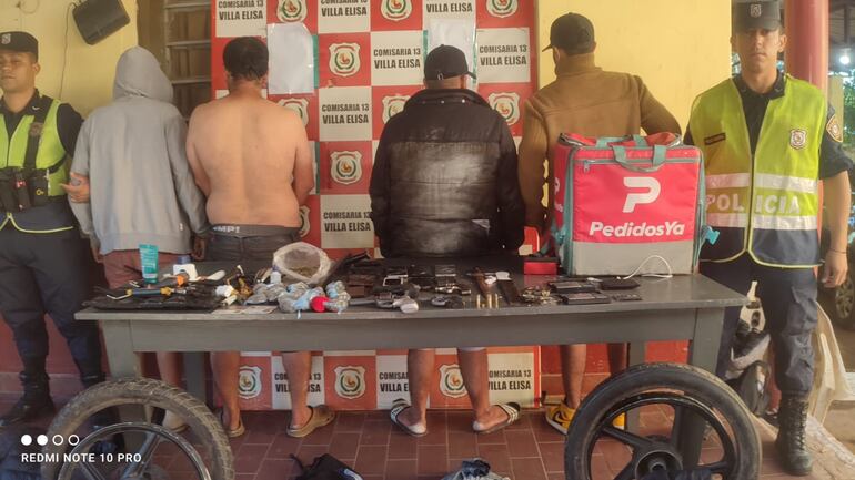 Además del biciclo recuperado, los detenidos cayeron con varias evidencias que los vincularían con otros hechos delictivos, como aparatos celulares, armas de fuego y 17  dosis de marihuana.