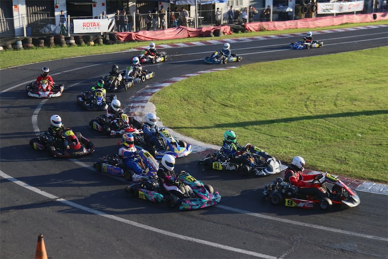 Marcos Balmori (9) durante una de las carreras de la categoría F4 que lideró el sábado.