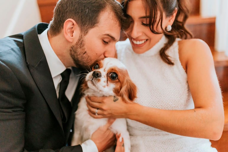 Los novios con un integrante muy especial de la familia.