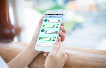 Google cambió el nombre de su chatbot con inteligencia artificial (IA) de Bard a Gemini, anunció que a partir de este jueves esta tecnología estará disponible en una nueva aplicación Gemini para Android y a través de la aplicación de Google en iOS y, además, lanzó una versión “avanzada” de pago.