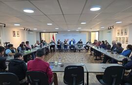 Autoridades del MEC y del MEF no lograron un acuerdo con los gremios docentes, tras reunirse en el edificio central de Educación, en Asunción.