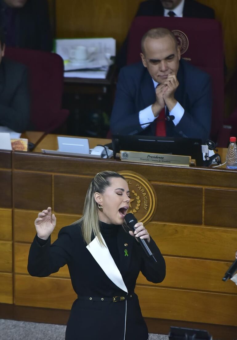 Lizarella Valiente cantó junto a Andrea Valobra una canción de Luis Alberto del Paraná para homenajear a la guarania del creador José Asunción Flores.