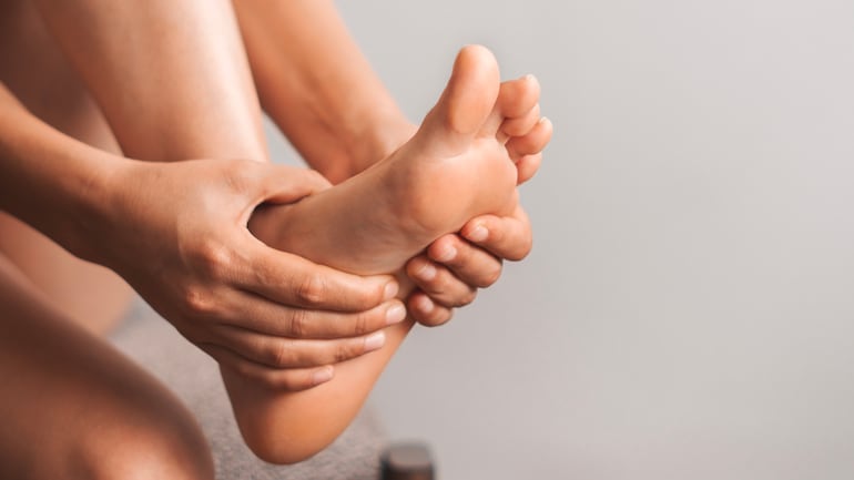 Fascitis plantar, dolor en el pie, estirón, etc.