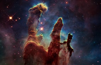 Fondo cósmico de galaxia con nebulosas, polvo estelar y estrellas brillantes, imagen ilustrativa.